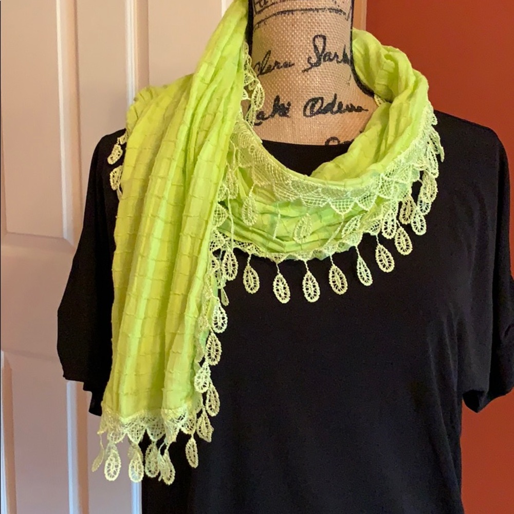Chico’s Spring Green scarf NWOT